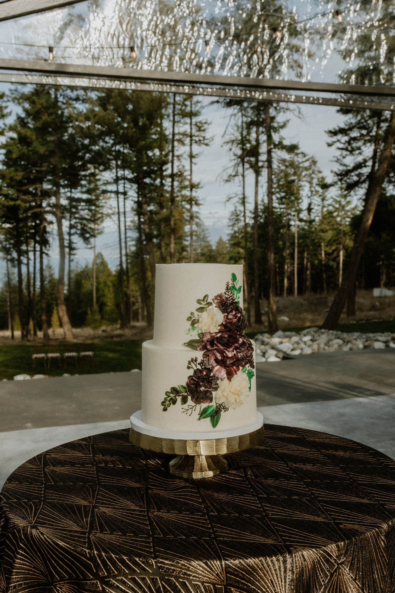 The cake dressed with florals