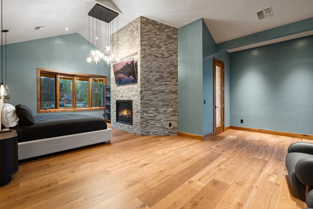 A bedroom with its own fireplace at The Driftwood