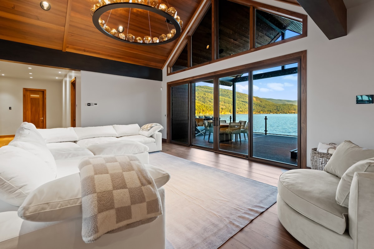 A bedroom opening onto the lake at The Driftwood