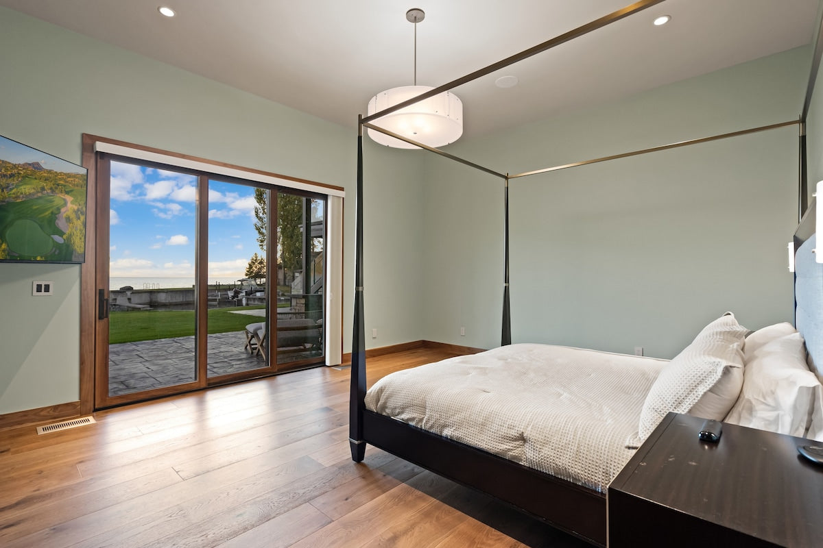 A bedroom with doors to the deck at The Driftwood