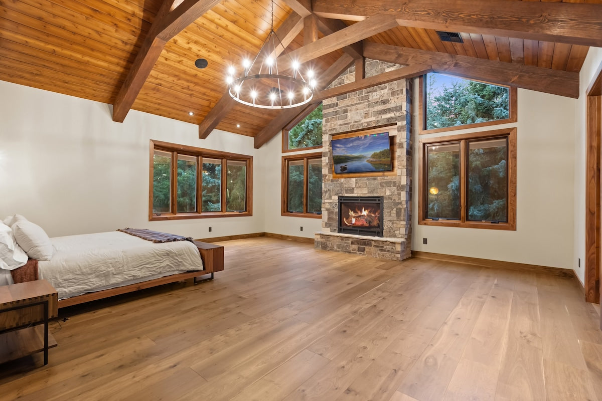 A bedroom under the vaulted ceiling at The Driftwood