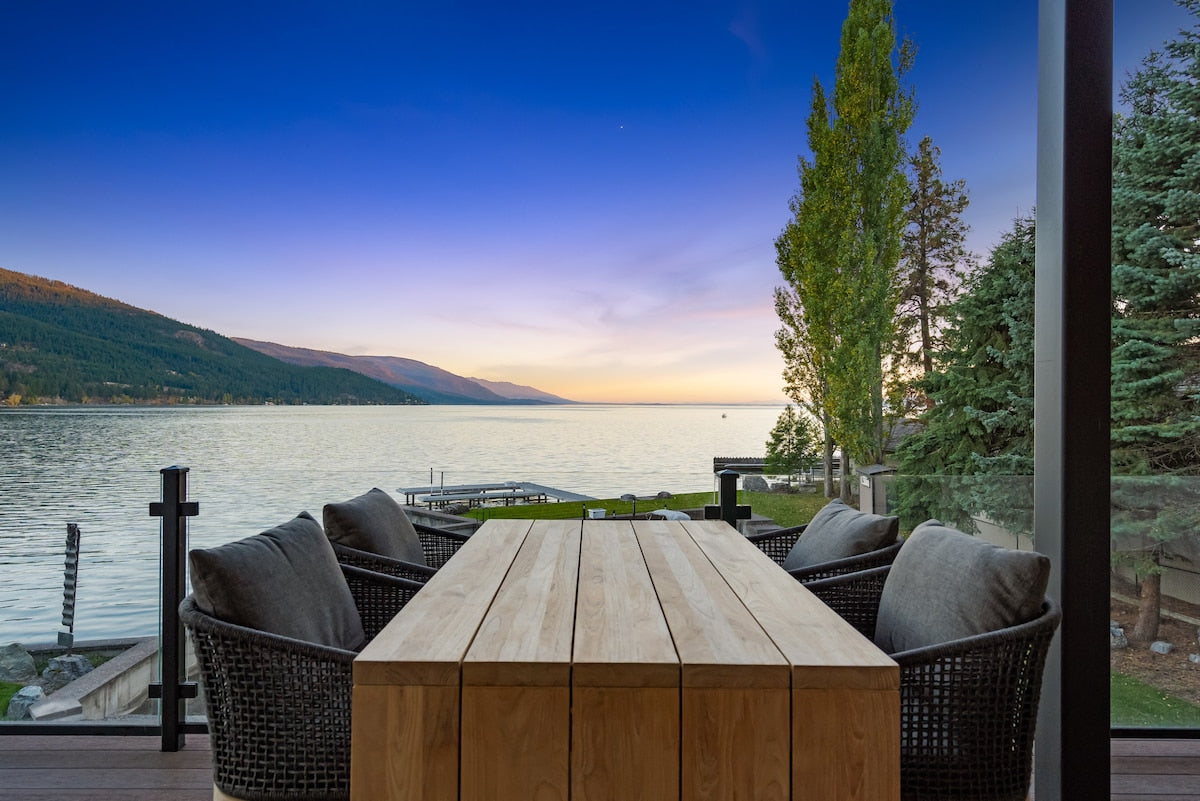 The table facing straight down the lake at The Driftwood