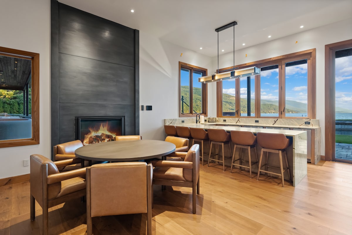 Dining and bar beside the fireplace at The Driftwood