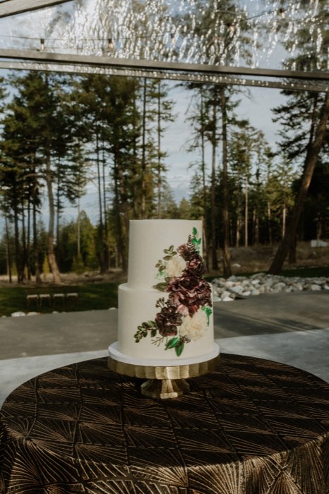 The cake table with florals