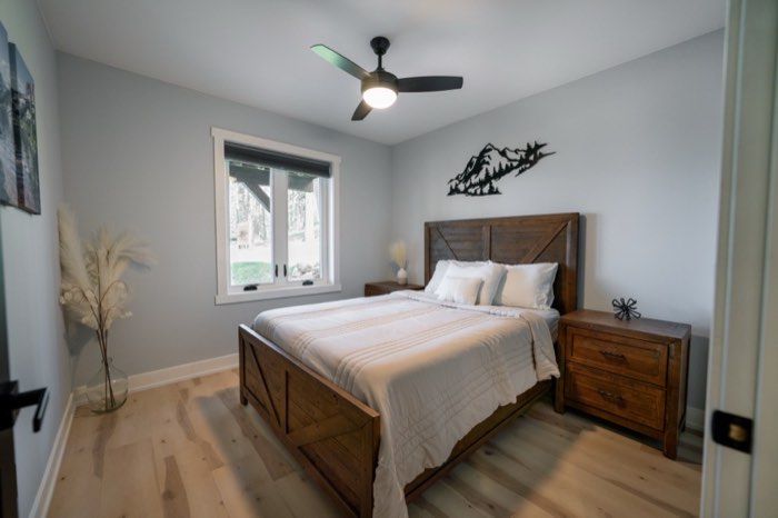 A bedroom in the Swan