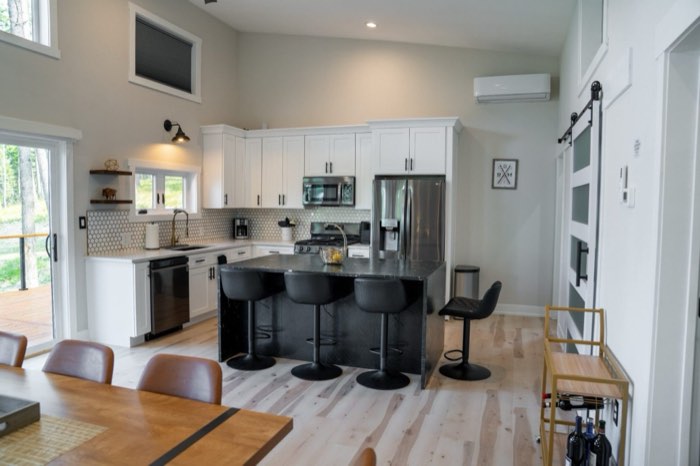 Another view of the Swan kitchen